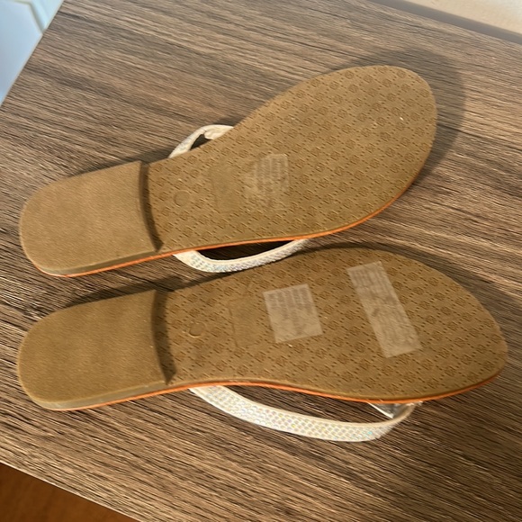 MIMI WHITE EMBELLISHED FLIP FLOP IN SIZE 7/8 M - Picture 3 of 5